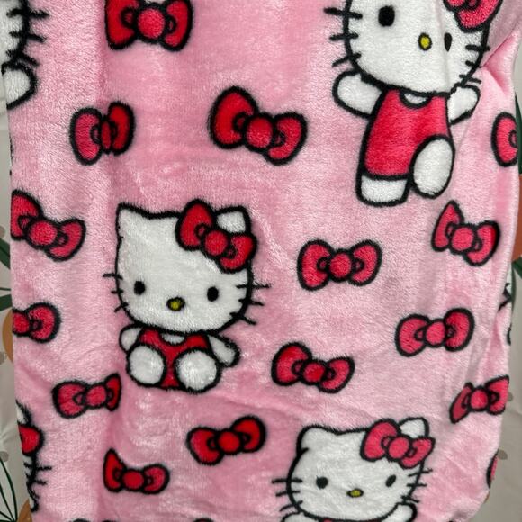 Hello Kitty Blanket - Picture 2 of 3
